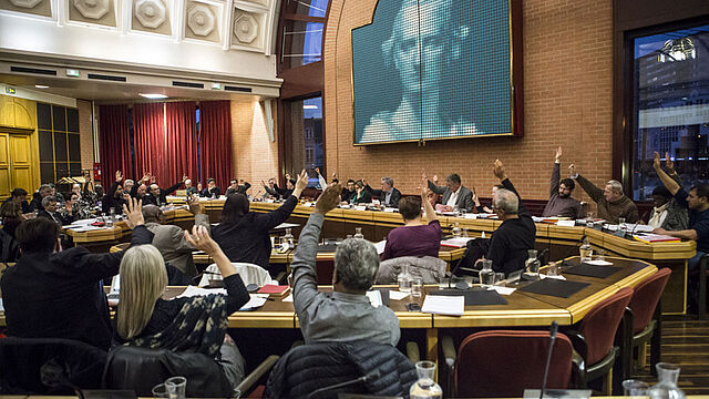 Le conseil municipal en séance publique.